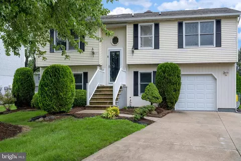 8 Hamilton Lakes Dr, Hamilton, NJ 08619