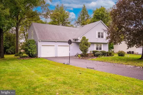 11 Whitcomb Rd, Hightstown, NJ 08520