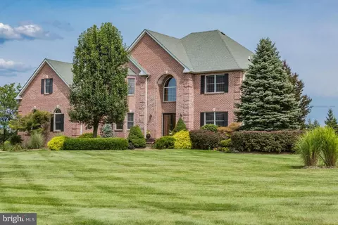 2 Roosevelt Ave, Pennington, NJ 08534