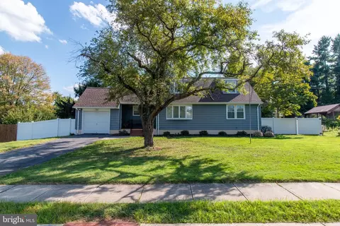 19 Zieglers Ln, Hamilton, NJ 08690