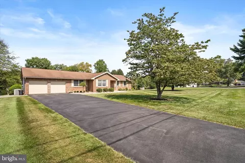 4 Forest Ln, Ewing, NJ 08628