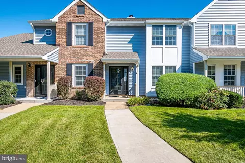 2 Stuyvesant Ct, Hightstown, NJ 08520