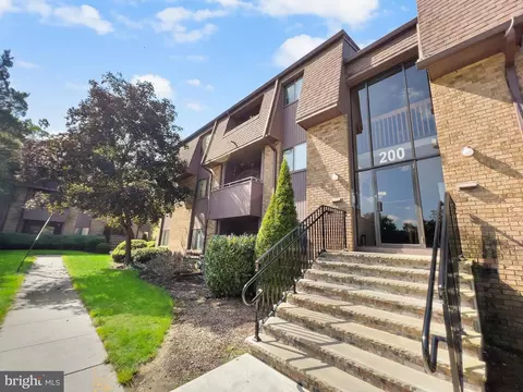 212 Woodmill Dr, Cranbury, NJ 08512