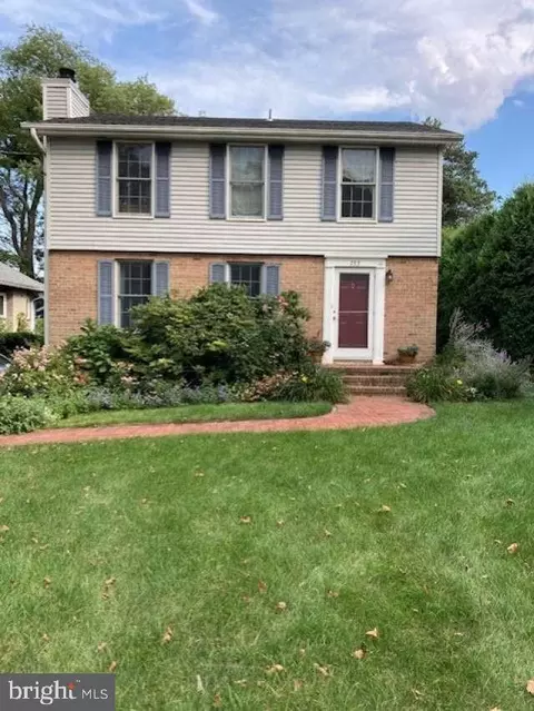 733 Lake Dr, Lawrence, NJ 08648