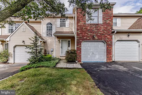 24 Pioneer Ct, Ewing, NJ 08628