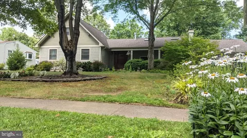 19 Meadowbrook Dr, East Windsor, NJ 08520