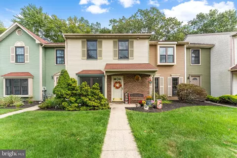 17 Stratton Ct, Robbinsville, NJ 08691