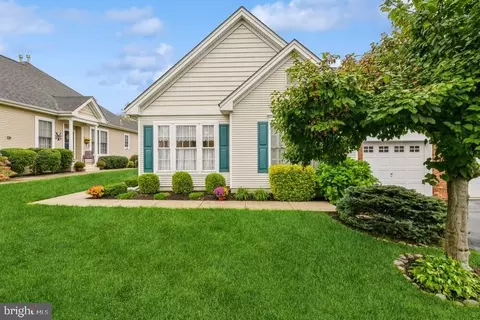 10 Goldfinch Dr, Hamilton, NJ 08690