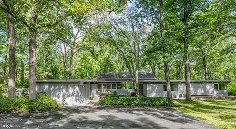 24 Brookstone Dr, Princeton, NJ 08540