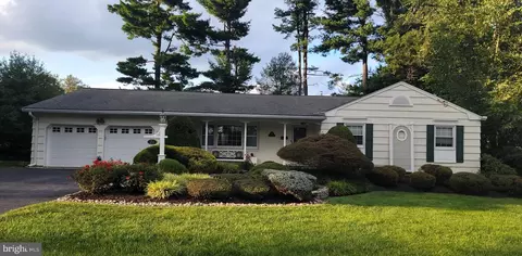 21 Meadow Dr, Hightstown, NJ 08520