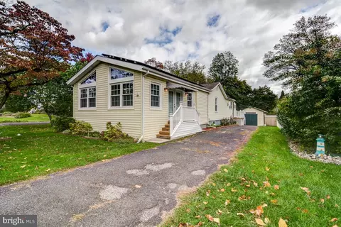 160 Crest Ave, Hamilton, NJ 08690