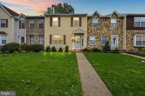 42 Pinedale Ct, Hamilton, NJ 08690