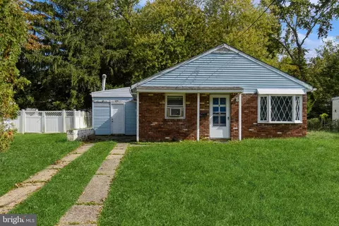 18 Dorset Dr, Trenton, NJ 08618