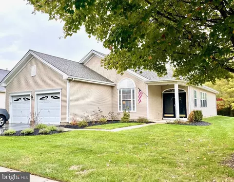 18 Brewster Ct, Pennington, NJ 08534
