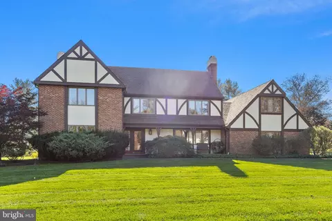 27 Arvida Dr, Pennington, NJ 08534