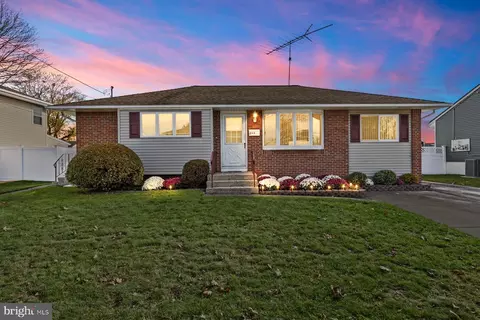 8 Duncan Dr, Hamilton, NJ 08690