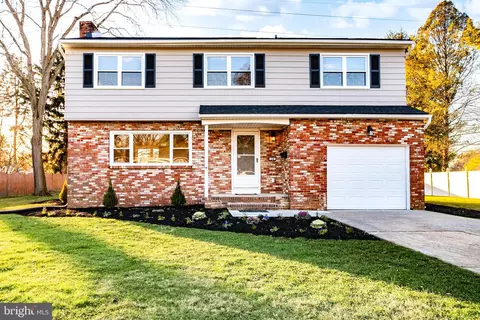 18 Village Dr W, Hamilton, NJ 08620