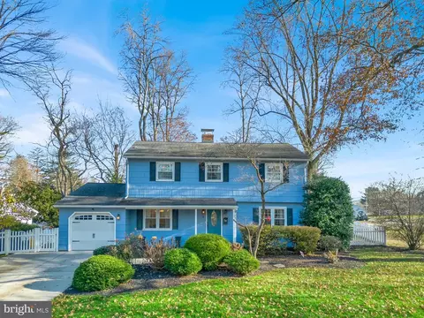 2 Pin Oak Dr, Lawrence Township, NJ 08648