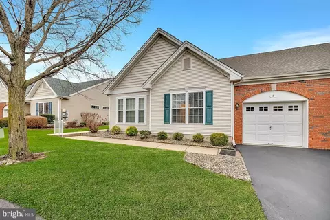 8 Chickadee Way, Hamilton, NJ 08690