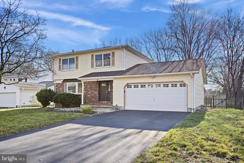 4 Grant Ct, Hamilton, NJ 08619
