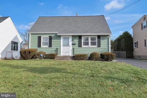 28 Krueger Ln, Hamilton, NJ 08620