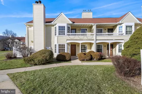 17 Dennis Ct, Hightstown, NJ 08520