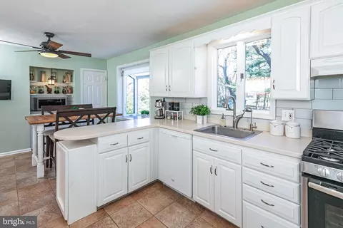 Kitchen - 552 Maple Ave, Ewing, NJ 08618 photo 6 of 8