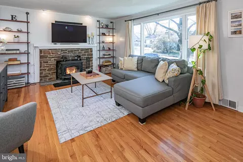 Living - 552 Maple Ave, Ewing, NJ 08618 photo 2 of 5
