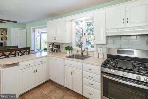 Kitchen - 552 Maple Ave, Ewing, NJ 08618 photo 5 of 8