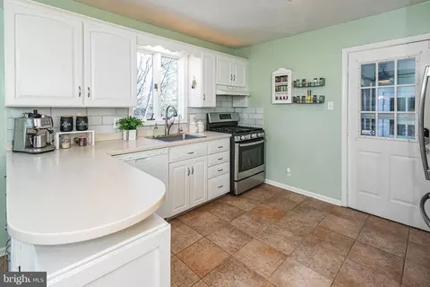 Kitchen - 552 Maple Ave, Ewing, NJ 08618 photo 4 of 8