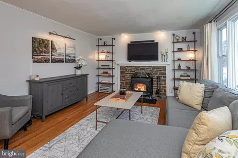 Living - 552 Maple Ave, Ewing, NJ 08618 photo 4 of 5