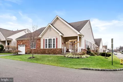 52 Goldfinch Dr, Hamilton, NJ 08690