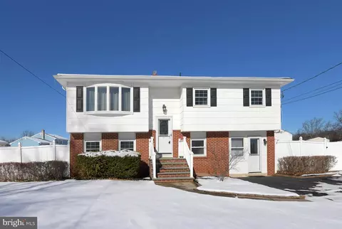 35 Carl Sandburg Dr, Hamilton, NJ 08690