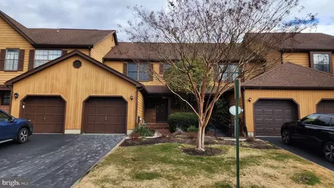 8 Easton Ct, Lawrenceville, NJ 08648