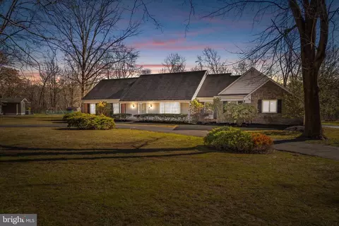 8 Creek Rim Dr, Titusville, NJ 08560