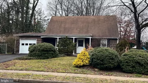 16 Colonial Lake Dr, Lawrence, NJ 08648