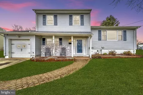 16 Carl Sandburg Dr, Hamilton, NJ 08690