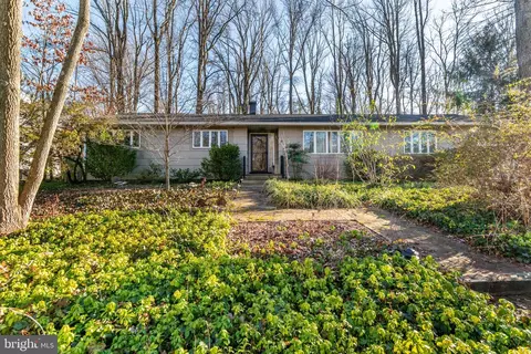 17 Pineknoll Dr, Lawrenceville, NJ 08648