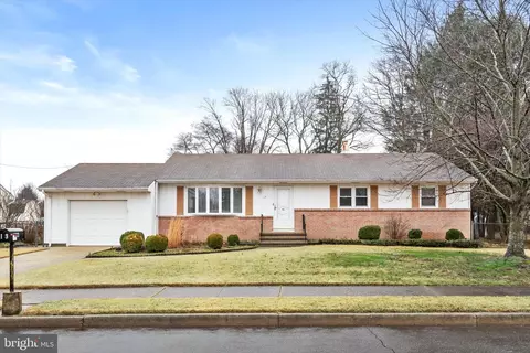 13 Iorio Dr, Hamilton, NJ 08620