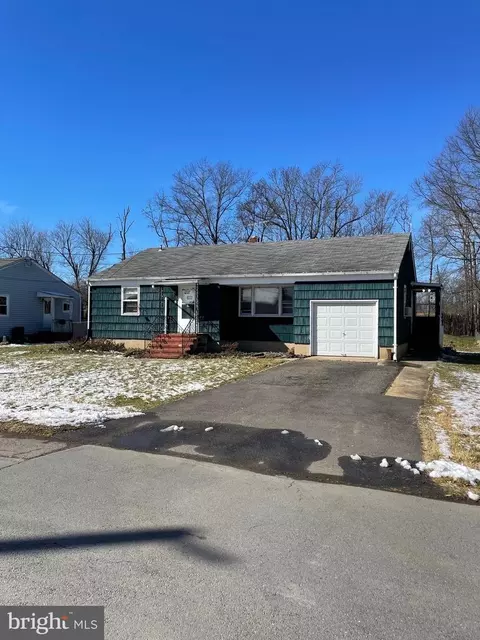 8 Philyet Dr, Hightstown, NJ 08520