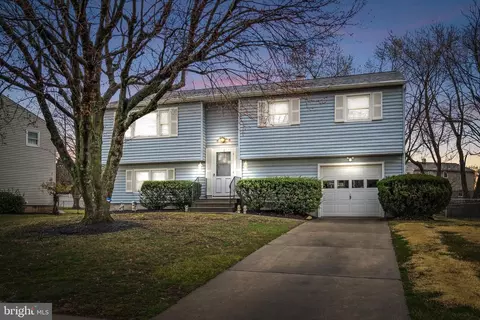 3 Running Brook Rd W, Ewing, NJ 08638