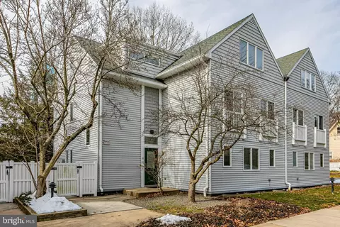 18 Academy Ct, Pennington, NJ 08534