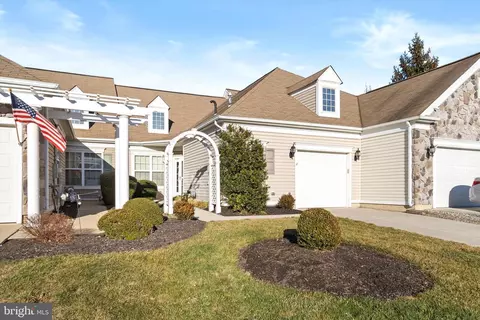 4 Sparrow Dr, Hamilton, NJ 08690