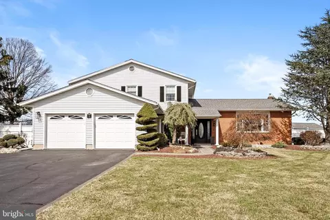 54 Peter Rafferty Dr, Hamilton, NJ 08690