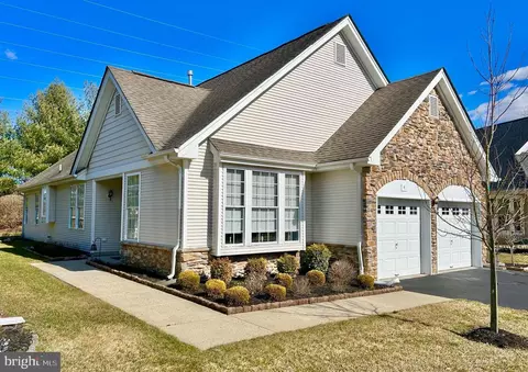 4 Bear Meade Dr, Hamilton, NJ 08691