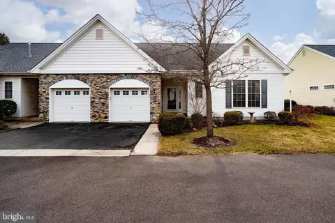 47 Meadowlark Dr, Hamilton, NJ 08690