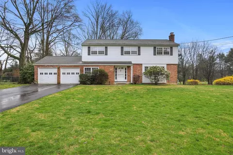 6 Mattatuck La, Ewing, NJ 08628