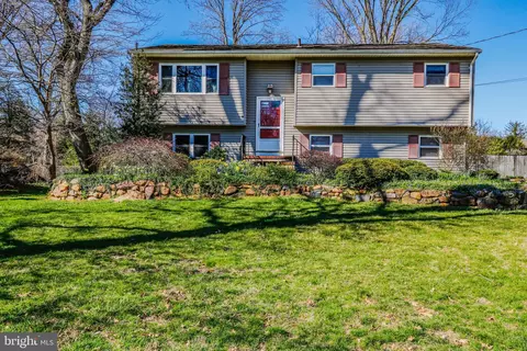 19 Rocky Brook Rd, Cranbury, NJ 08512