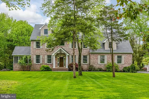 16 Glenwood Dr, Pennington, NJ 08534