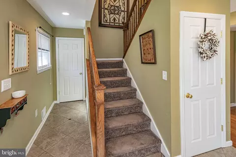 Entry Way - 8 Apache Dr, Pennington, NJ 08534 photo 2 of 4